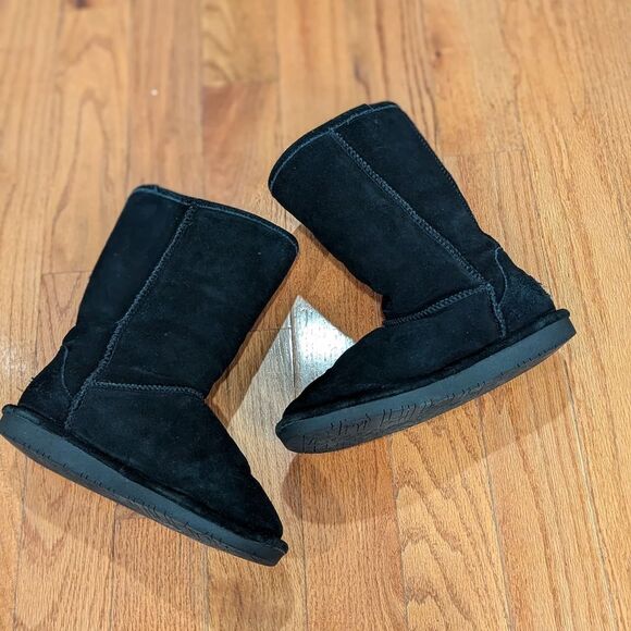 Bearpaw Size 9 Black Emma Short Genuine Sheepskin Lined Boots - Picture 1 of 9